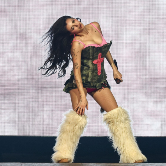 Najsočniji trač je ipak istina? Bivši premijer pevačicu "guta" pogledom na javnom mestu VIDEO