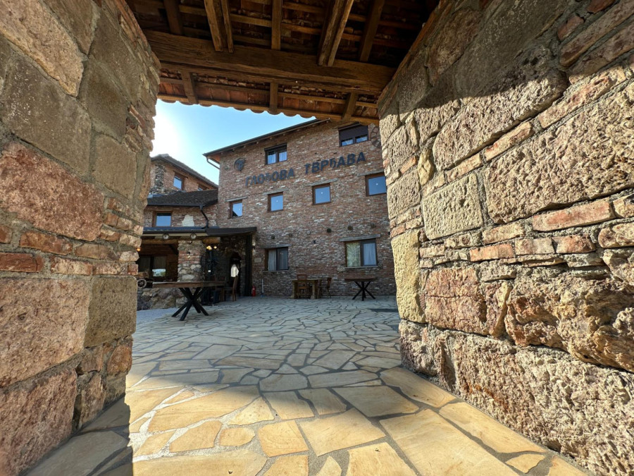 Otac sa sinovima 10 godina gradio Glođovu tvrđavu FOTO/VIDEO