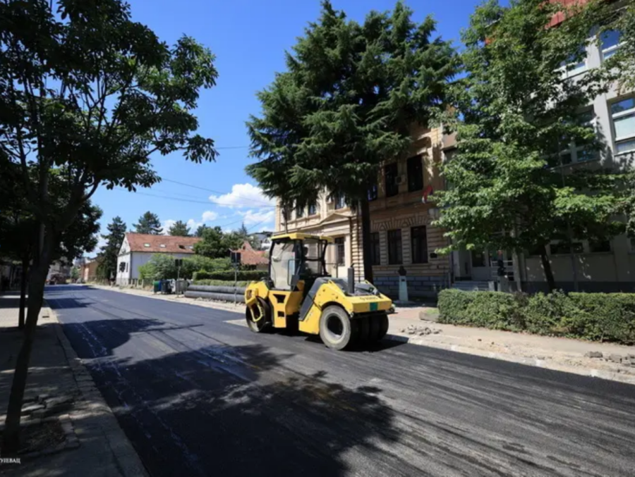 Privode se kraju radovi: Asfaltiraju se ulice u centru grada FOTO