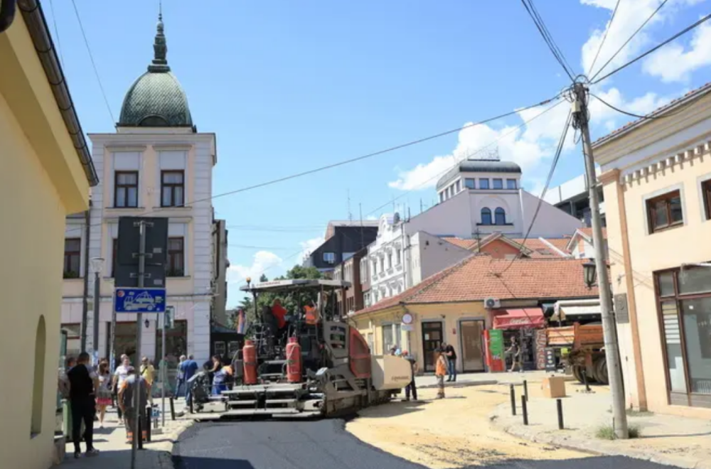 Privode se kraju radovi: Asfaltiraju se ulice u centru grada FOTO