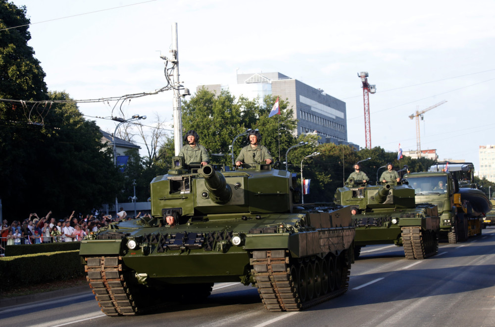 Šokantan prekid parade u Zagrebu: Aktivisti objasnili zašto su legli na put vojnim vozilima