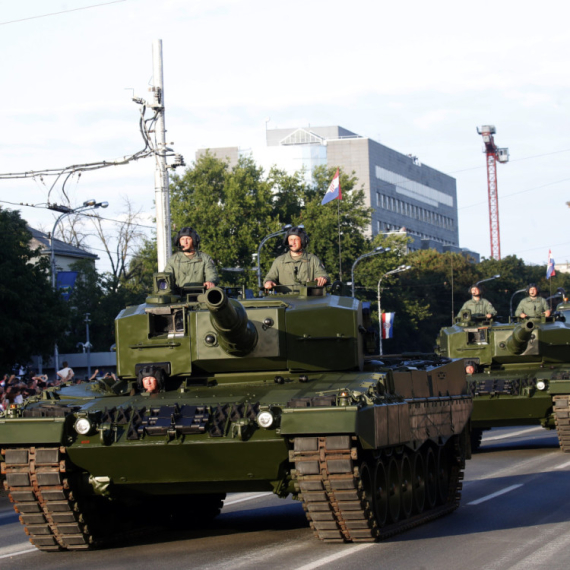 Šokantan prekid parade u Zagrebu: Aktivisti objasnili zašto su legli na put vojnim vozilima