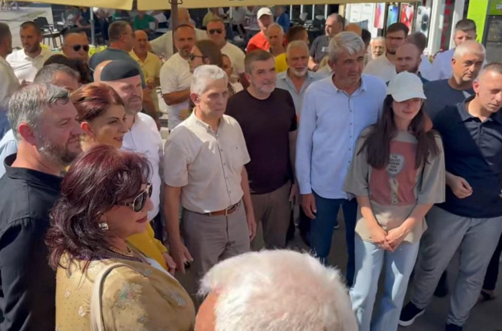 Sulejman Ugljanin posetio blokadere u Novom Pazaru FOTO