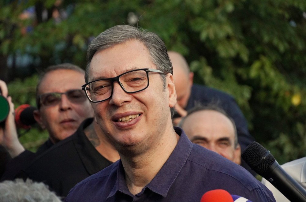 Vučić obišao radove na obnovi kuća izgorelih u požaru: Drago mi je da vidim osmehe na licima ljudi VIDEO