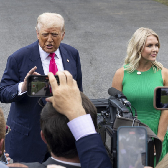 Zbog ovog videa svi misle da Donald Tramp ima aferu sa fatalnom plavušom VIDEO