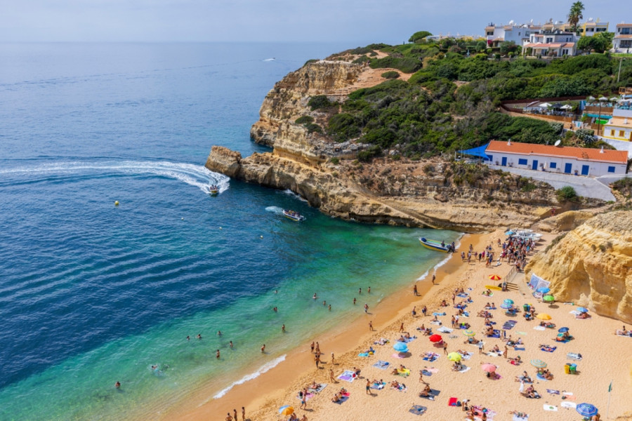Putnici se okreću ka Španiji; Cena nafte raste, ali za sada bez udara na džep turista