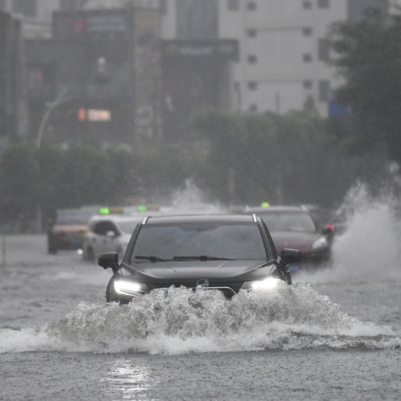 Britaniji preti potop: Kiša i vetar parališu zemlju