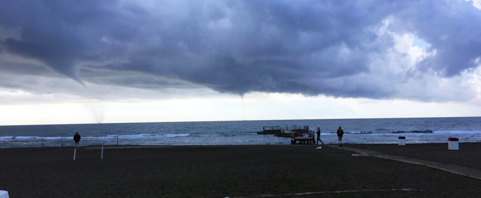 Letovanje se pretvorilo u horor: Bežali glavom bez obzira, popularno turističko mesto uništeno VIDEO