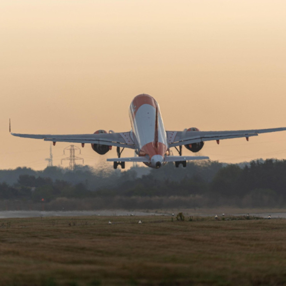 Velika drama na nebu: Avion počeo naglo da pada, pojavila se vatra na krilu