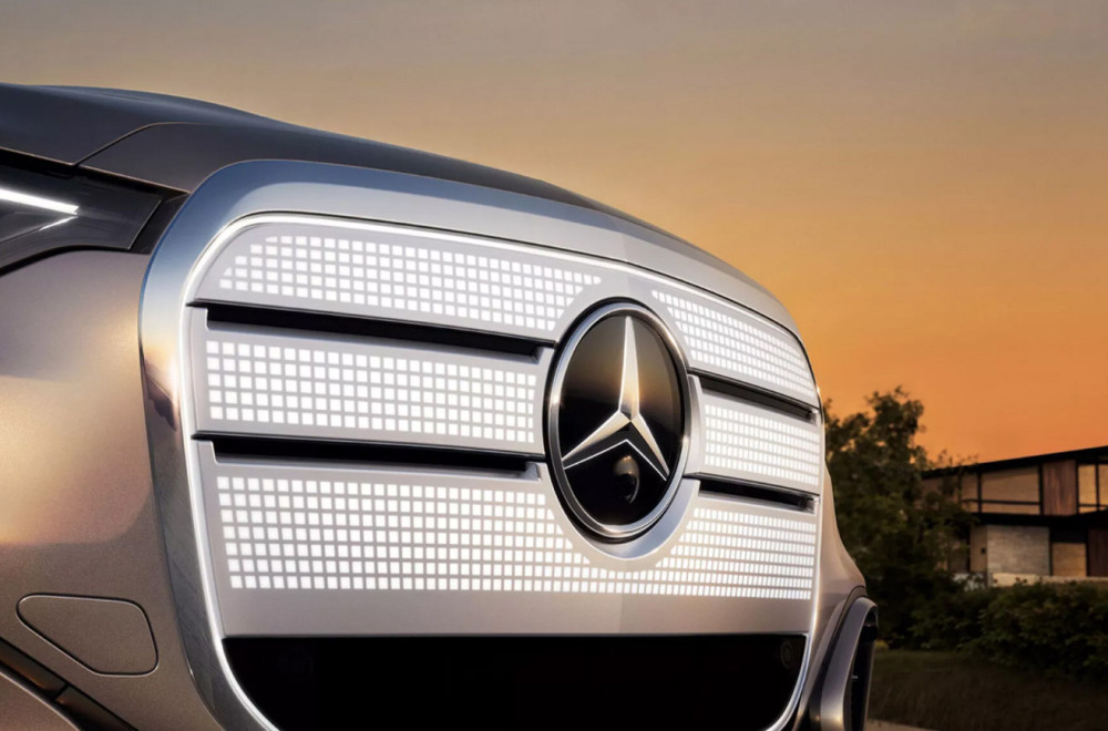 Hoće da se razlikuje od "Kineza": Mercedes ima novu retro masku koja svetli! FOTO