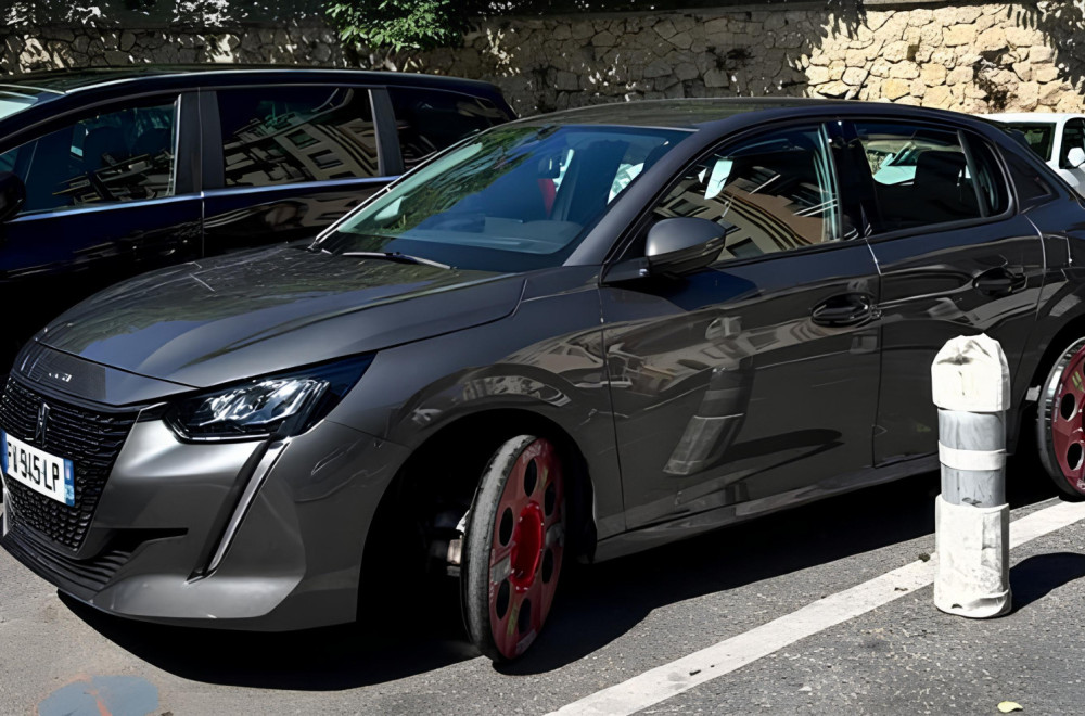 Peugeot sa čudnim točkovima zbunio prolaznike! Znate li čemu služe? FOTO