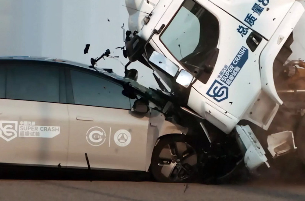 Kineski sudar koji je šokirao svet: Kamion odleteo u vazduh, a EV ostao čitav! VIDEO