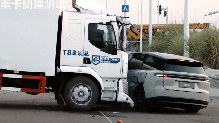 Kineski sudar koji je šokirao svet: Kamion odleteo u vazduh, a EV ostao čitav! VIDEO