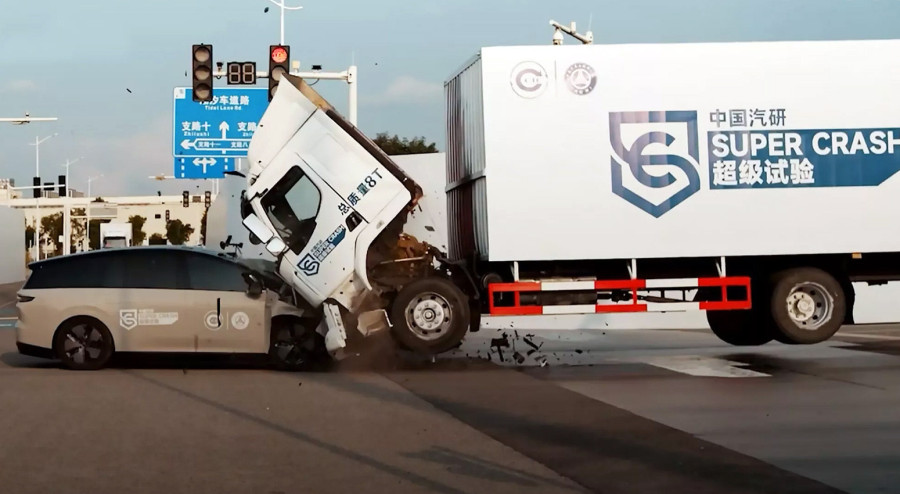 Kineski sudar koji je šokirao svet: Kamion odleteo u vazduh, a EV ostao čitav! VIDEO