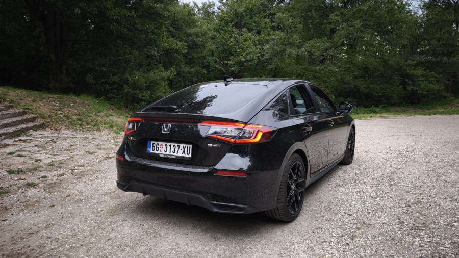 Vozili smo: Honda Civic e:Hev 2.0 Sport – krotitelj neonskih noći