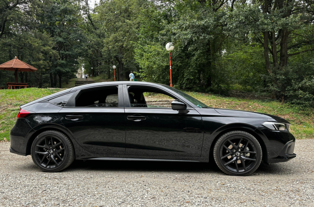 Vozili smo: Honda Civic e:Hev 2.0 Sport – krotitelj neonskih noći