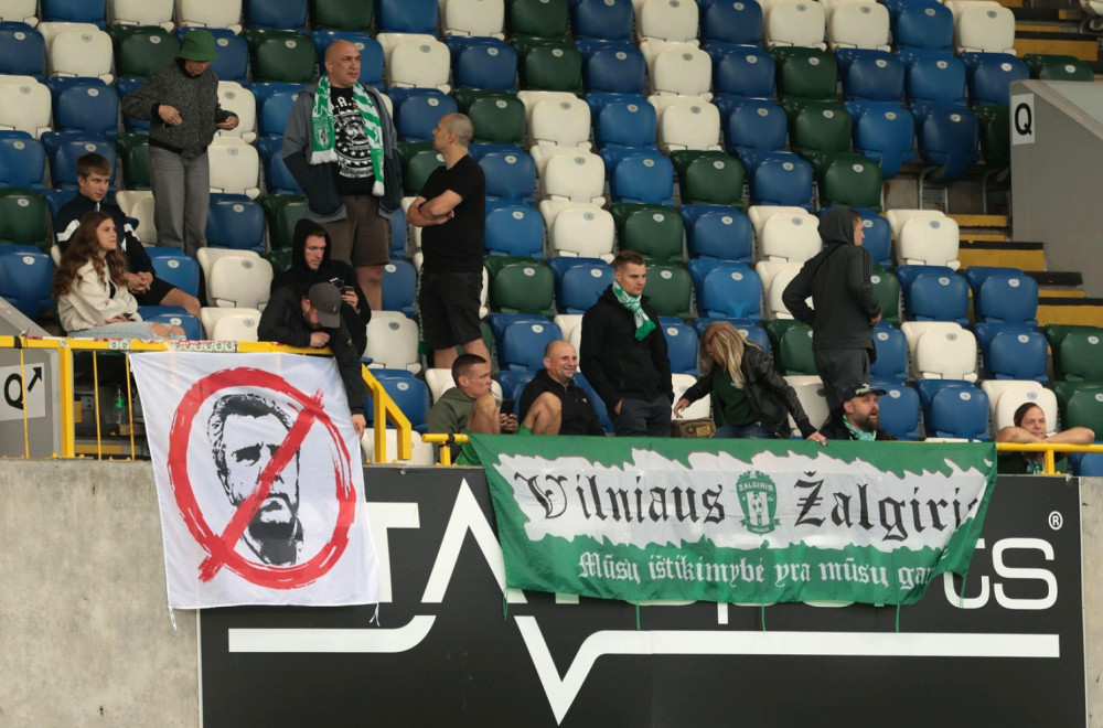 Koferi pobacani na teren – genijalan performans navijača u Litvaniji VIDEO