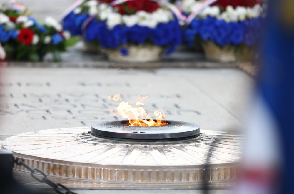 Parižani u šoku: Oskrnavio večnu vatru da upali cigaretu