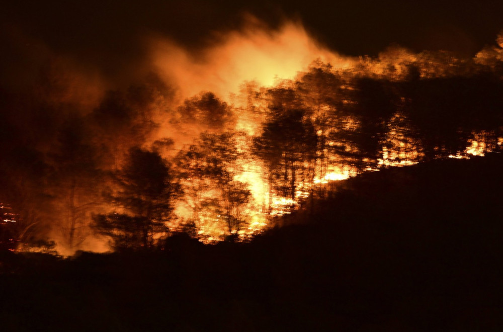 Vatra guta sve pred sobom: Sela izgorela, ljudi evakuisani, putevi zatvoreni FOTO/VIDEO
