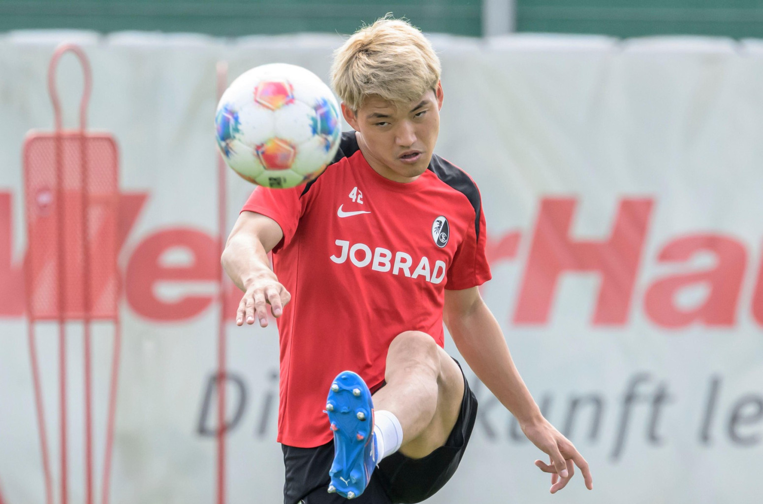 Ajntraht još jači u napadu – stigao najbolji Japanac u Bundesligi VIDEO