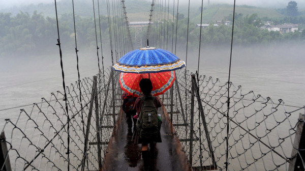Bridge collapses in Indonesia: Austrian couple falls into ravine PHOTO/VIDEO