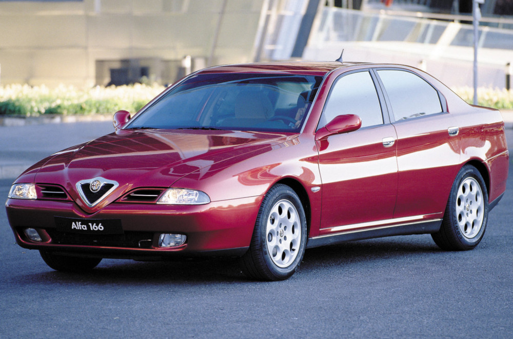 Otkriven davno napušteni salon Alfa Romea: Automobili stoje netaknuti decenijama VIDEO