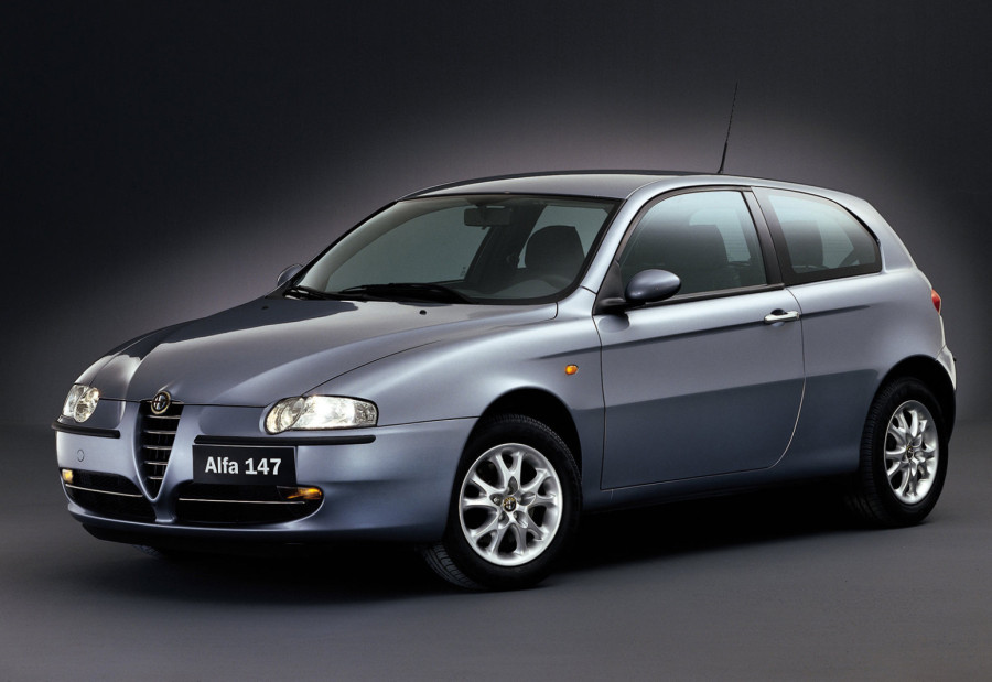 Otkriven davno napušteni salon Alfa Romea: Automobili stoje netaknuti decenijama VIDEO