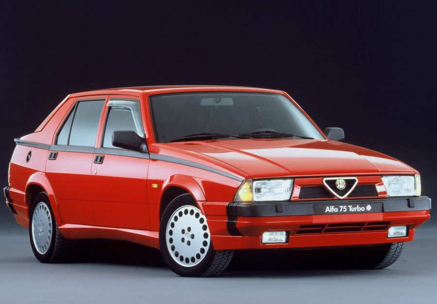 Otkriven davno napušteni salon Alfa Romea: Automobili stoje netaknuti decenijama VIDEO