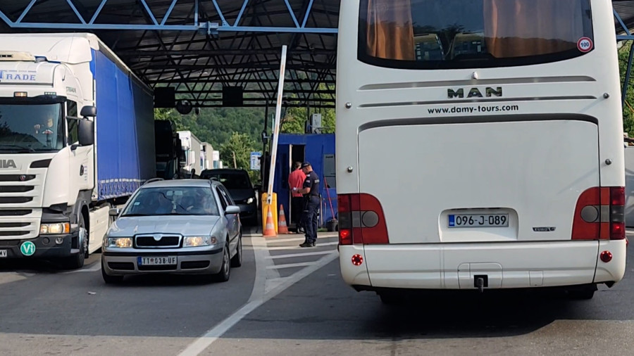 Policajac iz Novog Pazara uhapšen na administrativnom prelazu Brnjak FOTO