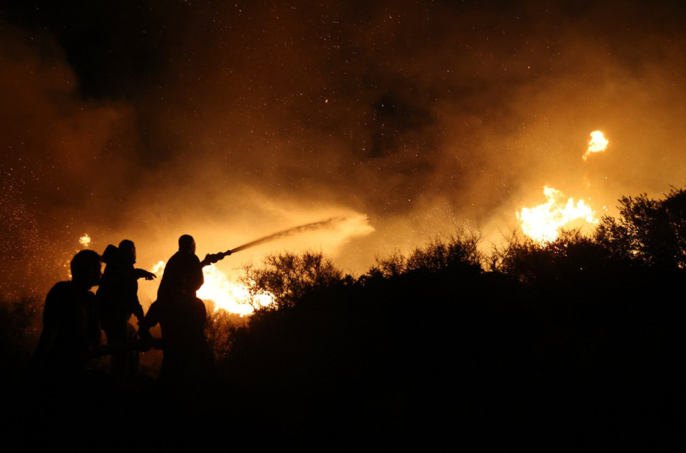 Apokaliptične scene u Grčkoj: Vatra guta sve pred sobom, ljudi panično beže FOTO/VIDEO