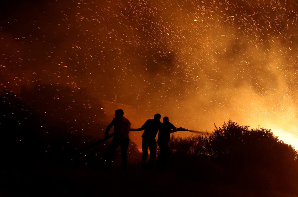 Apokaliptične scene u Grčkoj: Vatra guta sve pred sobom, ljudi panično beže FOTO/VIDEO