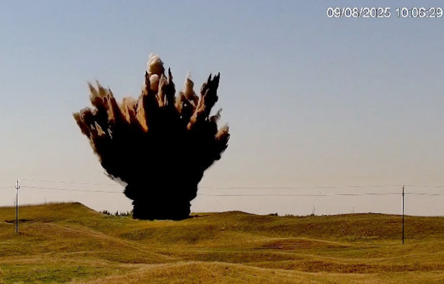 Zemlja leti desetinama metara uvis: Ovako su uništili bombu iz Beograda na vodi FOTO/VIDEO