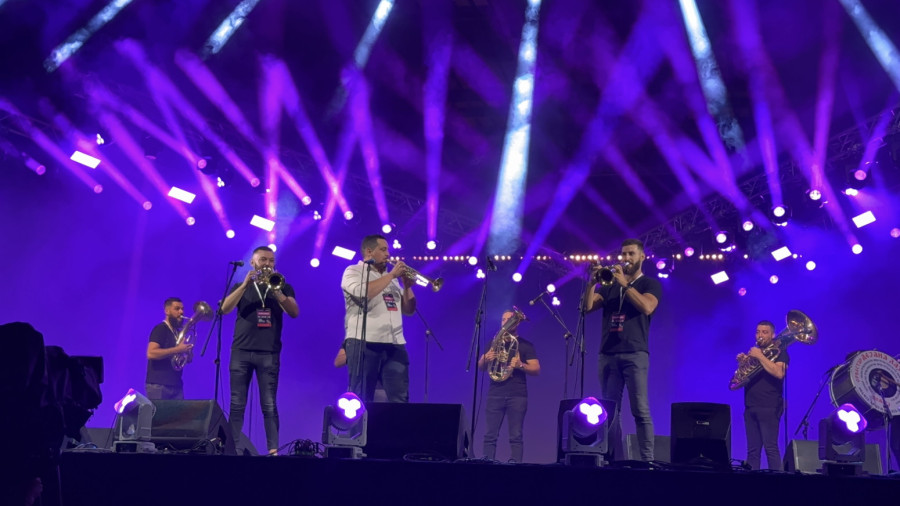 Prvi dan Guča festivala u znaku neviđene energije, rekordne posećenosti i spektakularnih nastupa