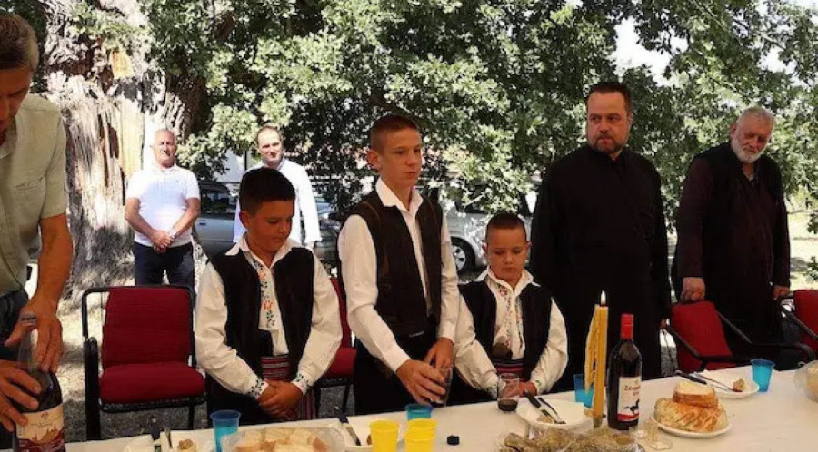 Razdvaja dva grada, ali ne i ljude: Selo kod Čačka sjatilo se ispod jednog hrasta da obeleži slavu FOTO