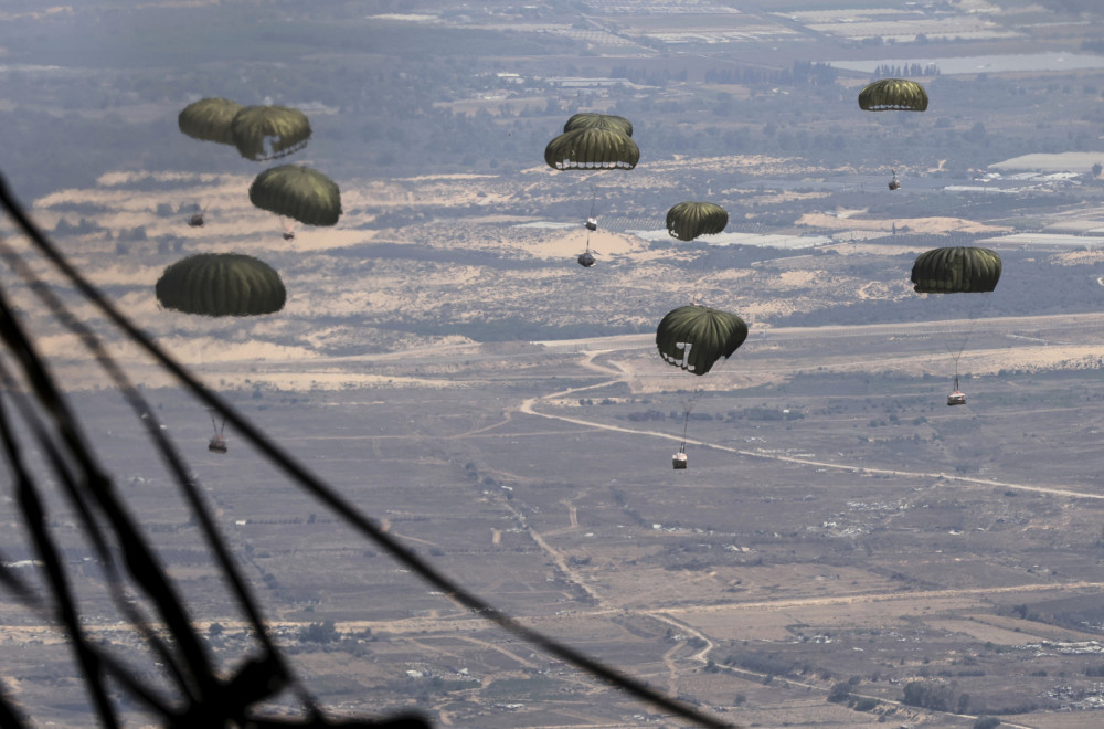 Pomoć stiže: Iz aviona bačeno više od 100 paketa VIDEO