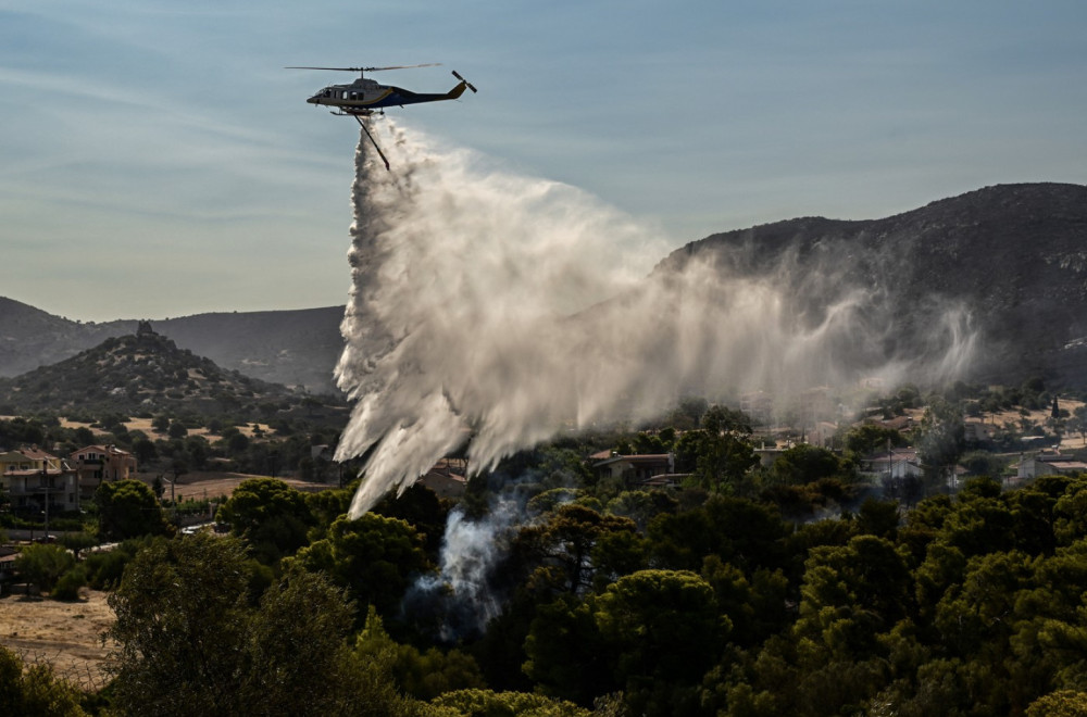 Požar u Grčkoj: Helikopteri i avioni gase vatru