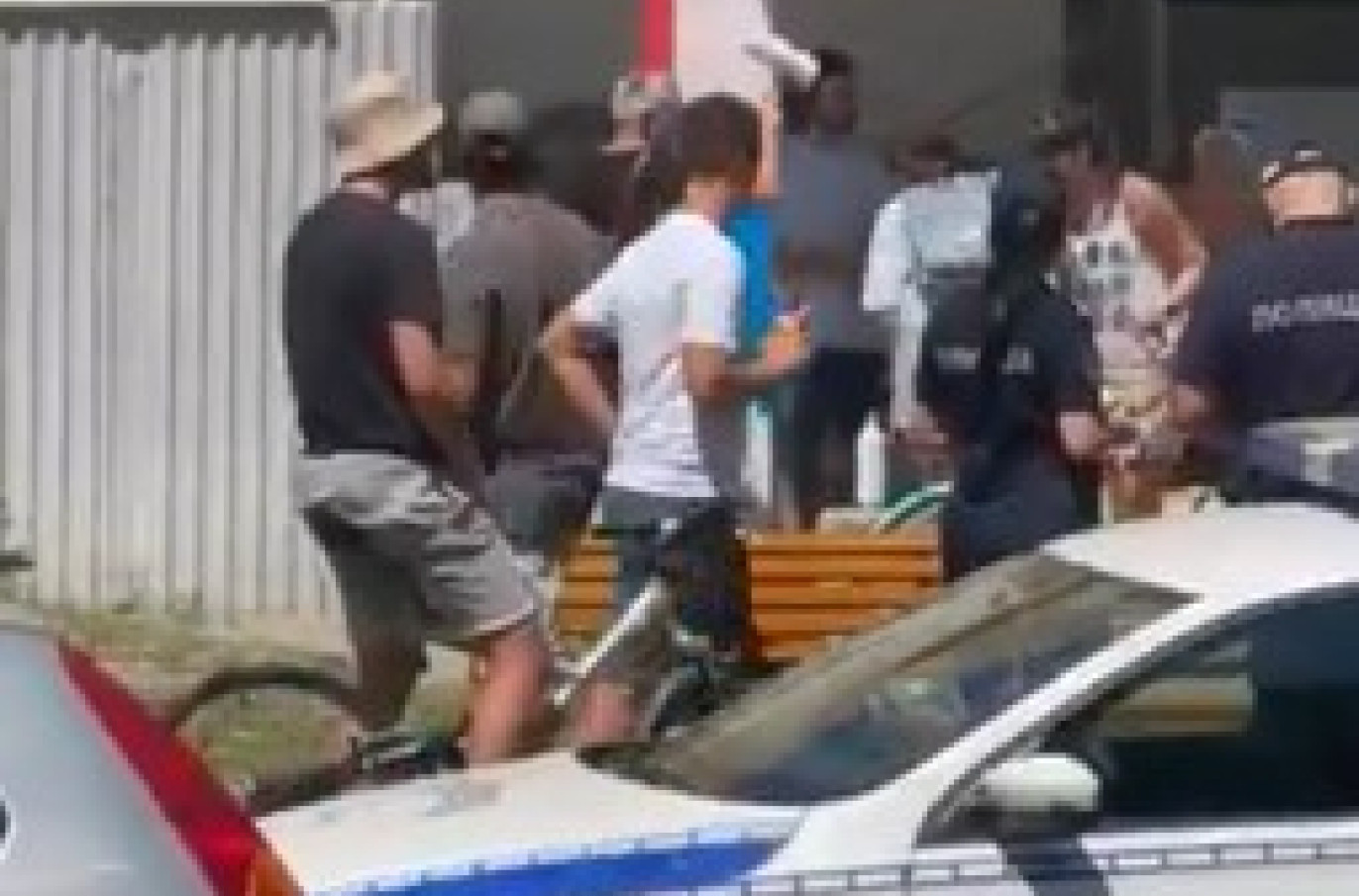 Blokaderi palicama napali srpske patriote u Novom Sadu