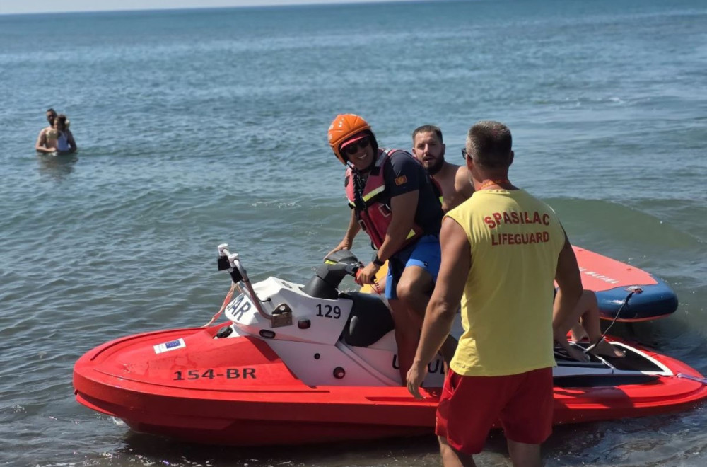 Spasilačka akcija: Vetar nosio Srbe na otvoreno more, spasioci ih izvukli iz opasnosti