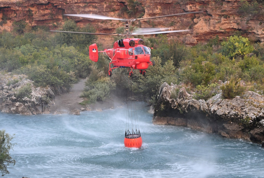 Vatrogasci i vojnici na nogama; Kamov gasi vatru; Pojedini požari u Crnoj Gori pod kontrolom FOTO/VIDEO