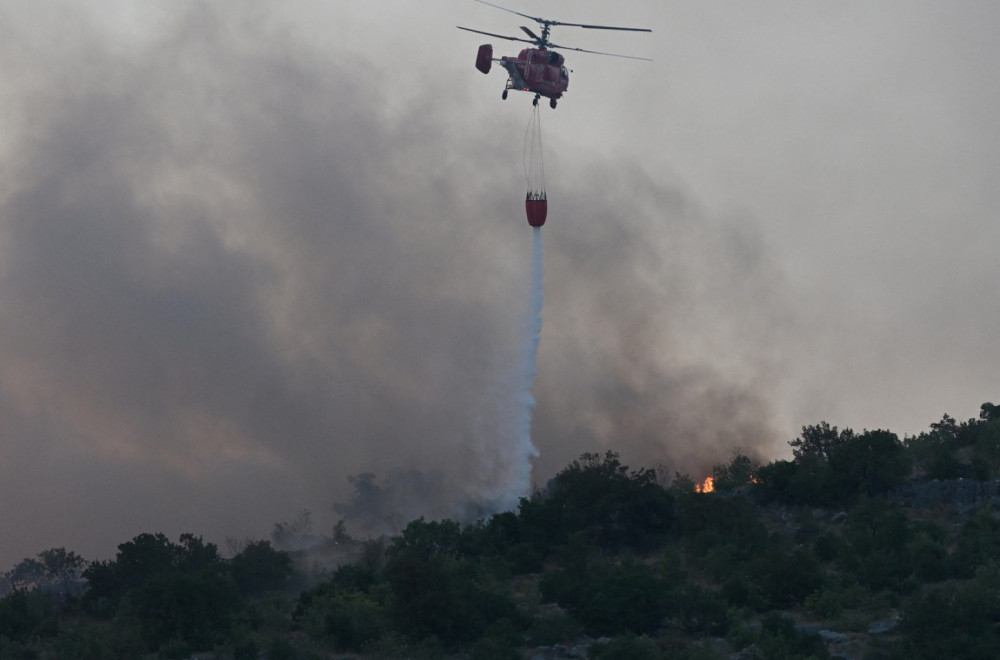 Dirljive scene: Trobojkom na obali Morače dočekao srpski helikopter VIDEO