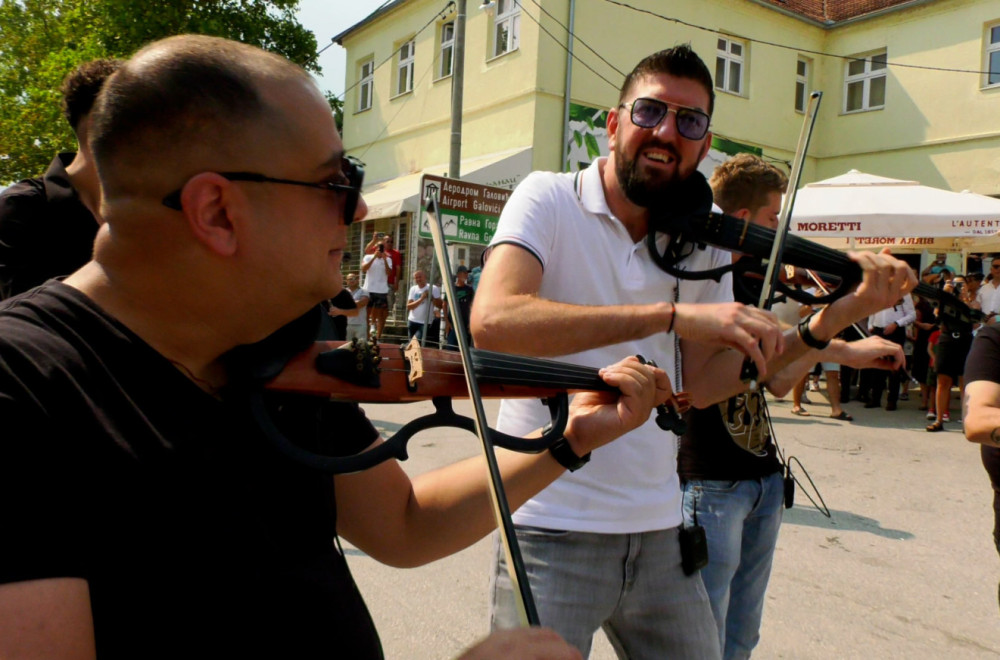 Sitno se odbrojava do Sabora violinista podno Suvobora: Jedno srpsko selo sada će nakon Guče biti najveselije