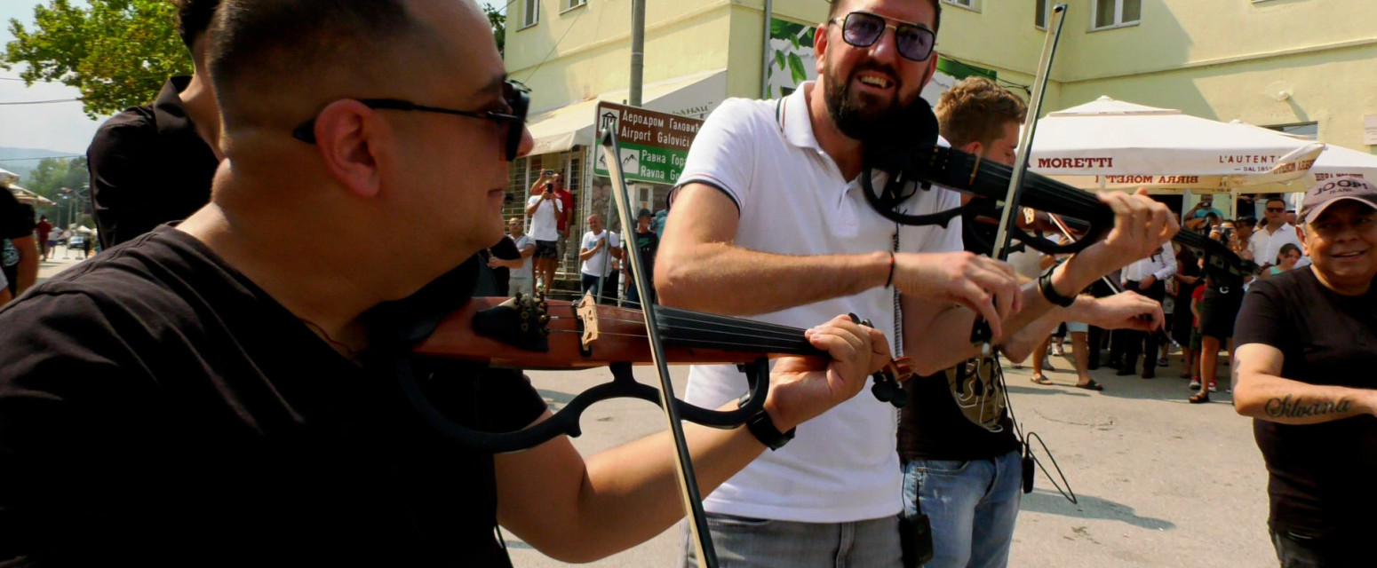 Nema divljanja cena: Kafa i rakija 300 a vruća prasetina 2.500 dinara po kilogramu FOTO