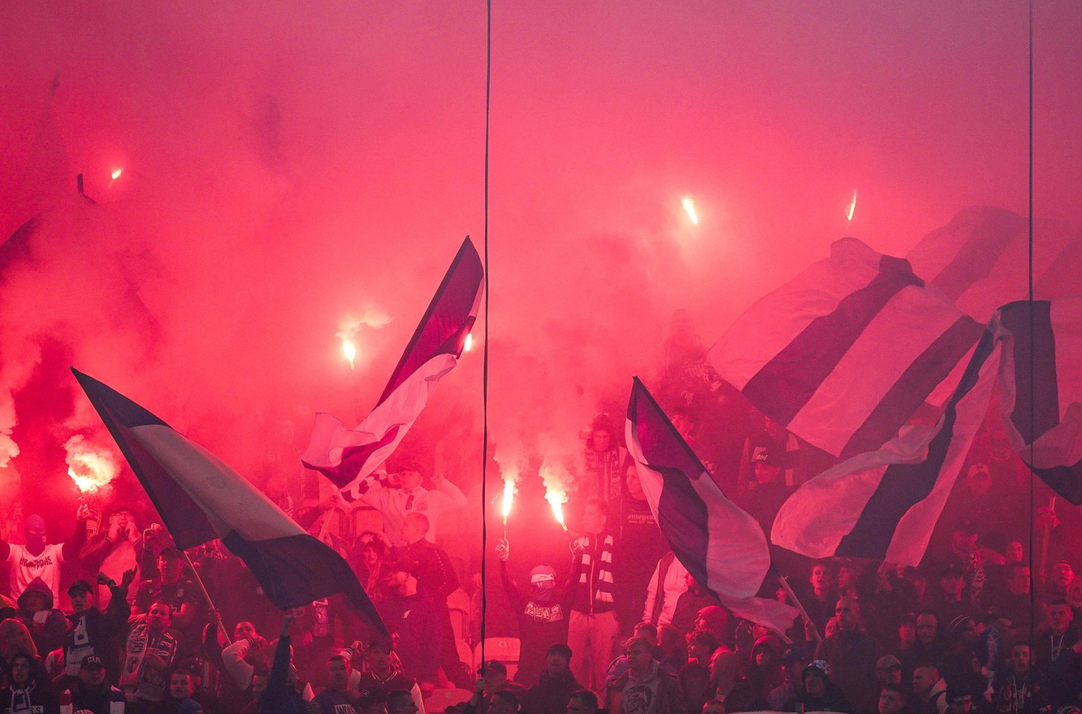 Poljaci napravili haos u Beogradu: Polupani izlozi, policija privodi huligane VIDEO