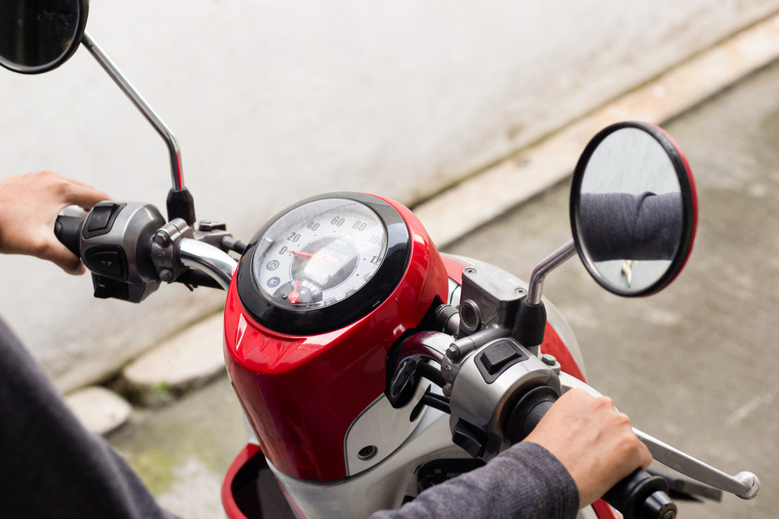 Zašto se trese upravljač na motociklu kada se puste ruke?