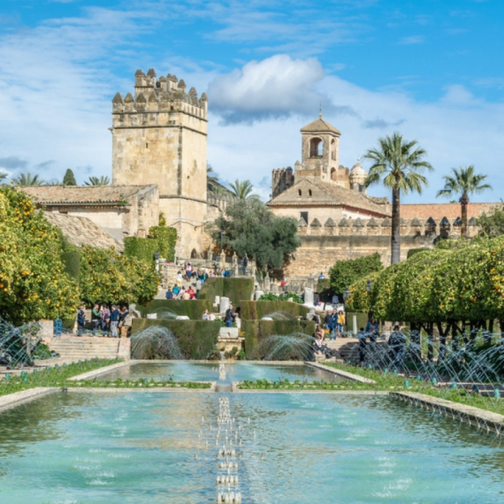 Evropski grad koji miriše na jasmin i istoriju: Ovde se dvorišta pretvaraju u bajku, a večeri mirišu na vino