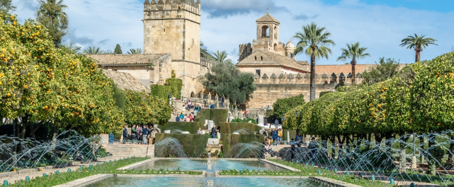 Evropski grad koji miriše na jasmin i istoriju: Ovde se dvorišta pretvaraju u bajku, a večeri mirišu na vino