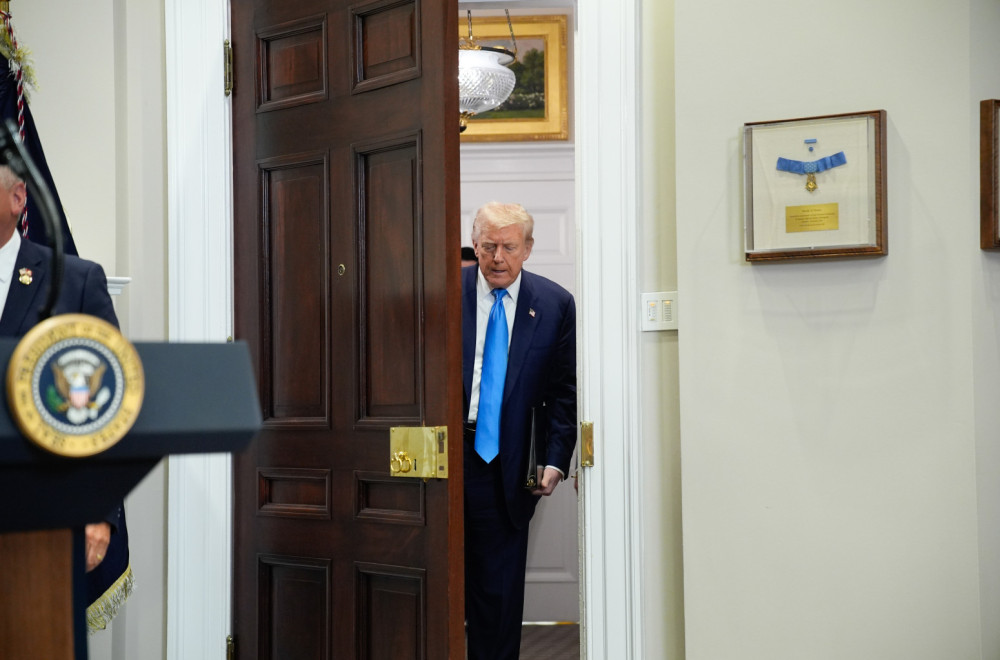 Tramp u problemu; Vojska je pred kolapsom?