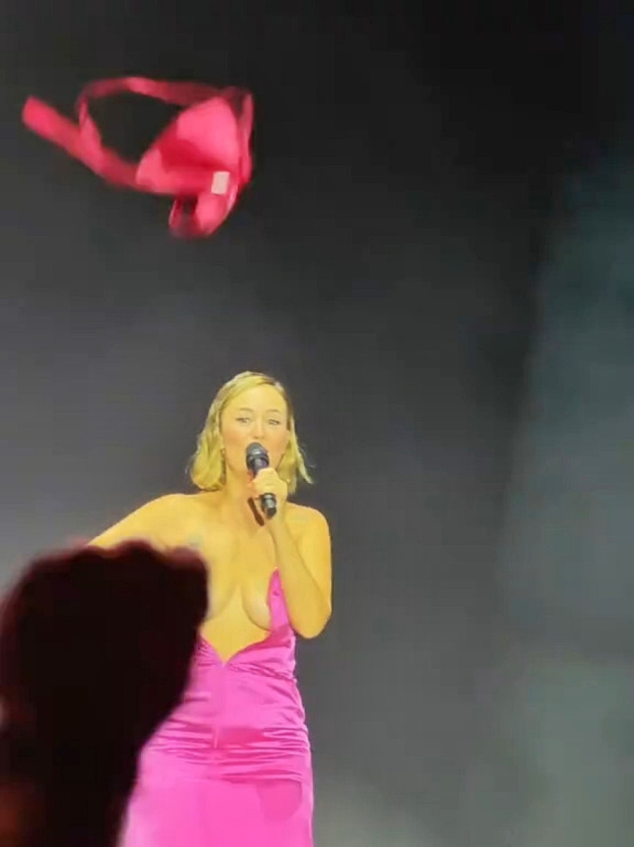 Pevačica šokirala ponašanjem na koncertu: Usred pesme skinula brus i bacila ga u publiku FOTO/VIDEO