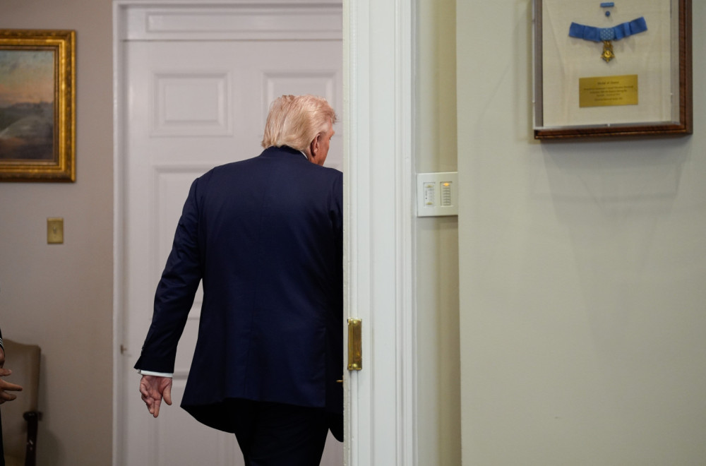 Kraj! Tramp se povlači