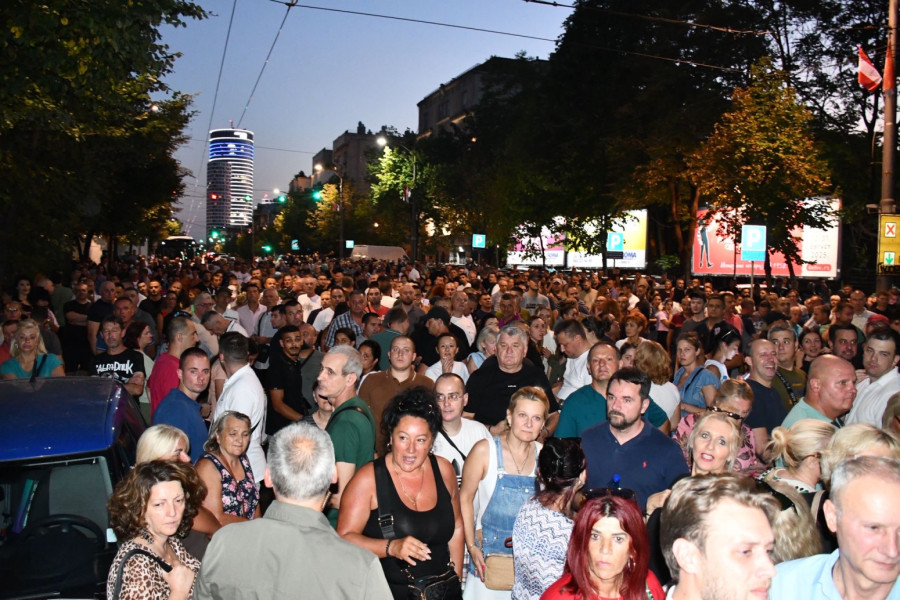 Vučić peške stigao u Pionirski park u trenutku dok blokaderi najavljuju napad na Ćacilend FOTO/VIDEO